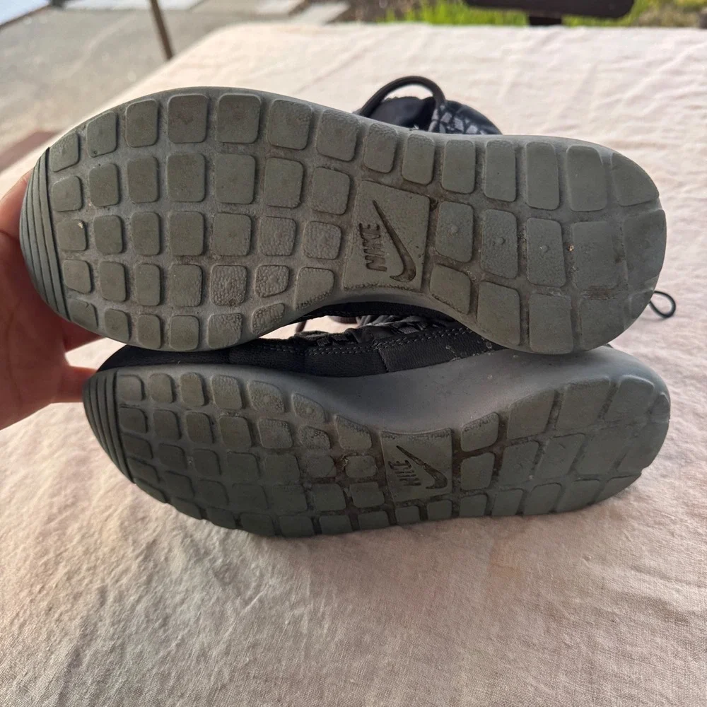 Nike Roshe Run Hi SneakerBoot 6 Grey Quilted Faux Fur Winter Boots 615968-200